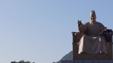 Güney Kore, Seul - 10 Temmuz 2025: Gwanghwamun Meydanı 'ndaki Kral Sejong heykelinin yavaş çekim sahnesi.