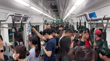 Seul, Güney Kore-09 Temmuz 2025: Seul 'deki kalabalık metro treninin içindeki insanlar, varış noktalarına hızlı bir şekilde gittiklerini gösteriyorlar.