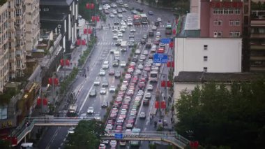 Chengdu, Çin-11 Ekim 2024: Chengdu 'daki yerleşim yerlerinin bulunduğu dar bir caddede ilerleyen sıkışık araçların yavaş çekim görüntüsü