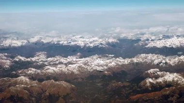 Karların büyüklüğü ve ihtişamı Alpleri yüksek irtifa perspektifinden kapladı. Dağların engebeli tepeleri, karla kaplanmış hafif bir toz bulutu, donmuş bir görünüş ile araziyi kaplıyor..