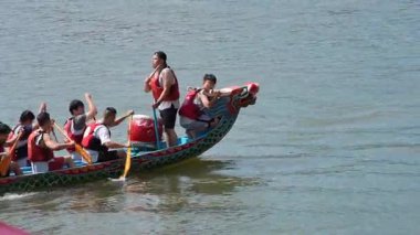 Taipei, Tayvan-08 Haziran 2024: Taipei kürekçisinin dizlerinin üzerinde yavaşça oturması, huzurlu gölün etrafında hafif bir ışığın titremesi.