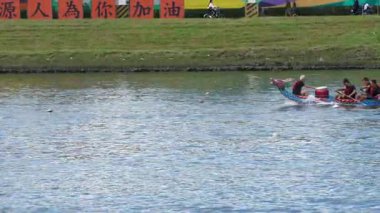 Taipei, Tayvan-08 Haziran 2024: Taipei kürekçisinin yavaş hareketi günbatımı gökyüzü altında yavaşça kürekleri kaldırması, düzgün hareket ve sessiz odaklanma.