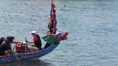 Taipei, Tayvan-08 Haziran 2024: Taipei raketlerinin yavaş hareketi, kapalı gözlerle oturması, kürek eğilmesi ve alacakaranlık altında durması.