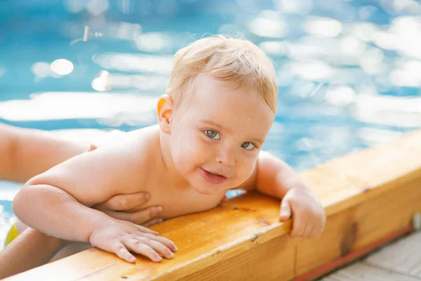 Porträt Eines Kleinen Rothaarigen Jungen Badet Freibad Garten Mit Handstütze — Stockfoto