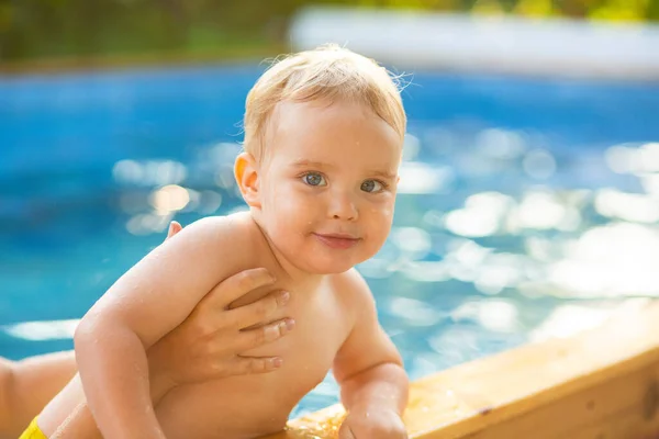 Portrét Malého Rusovlasého Chlapce Koupele Venkovním Bazénu Zahradě Podporou Ruky — Stock fotografie