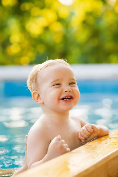 Portret Van Kleine Roodharige Jongen Baadt Een Openlucht Zwembad Tuin — Stockfoto