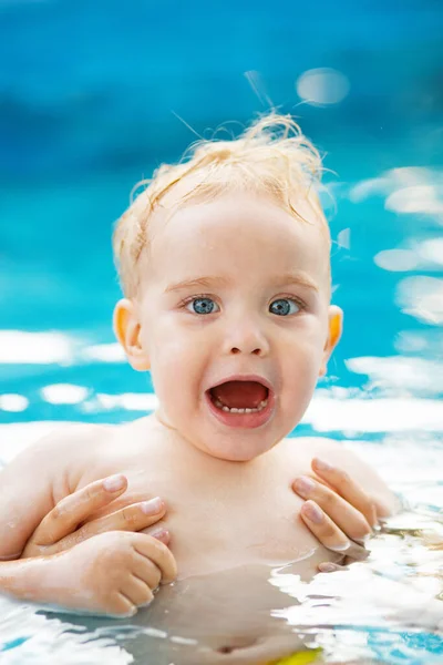Porträt Eines Kleinen Rothaarigen Jungen Badet Freibad Garten Mit Handstütze — Stockfoto
