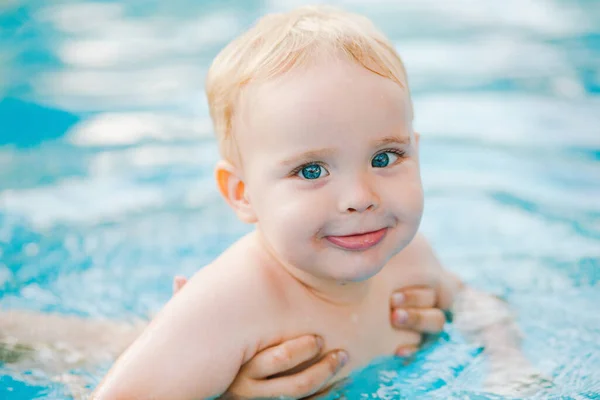 Porträt Eines Kleinen Rothaarigen Jungen Badet Freibad Garten Mit Handstütze Stockbild