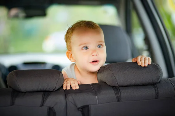 Anak Laki Laki Kecil Berambut Pirang Bermain Kabin Mobil Bersembunyi — Stok Foto