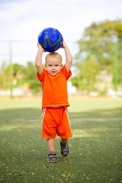 Dwuletnie Dziecko Podniosło Piłkę Rzucać Przed Kamerą Mały Chłopiec Sportowym — Zdjęcie stockowe