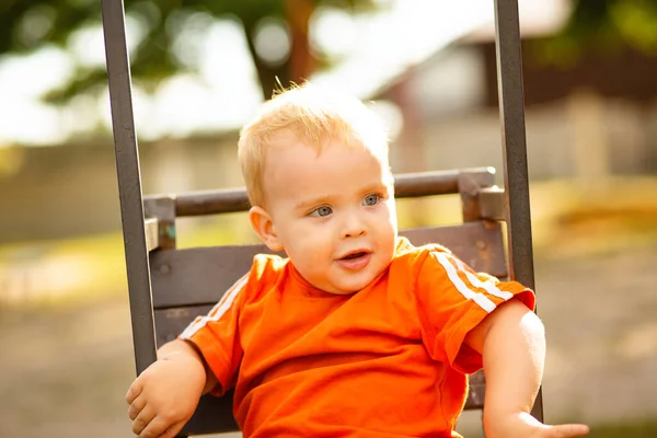 Mignon Petit Garçon Blond Assis Dans Une Balançoire Dans Parc — Photo