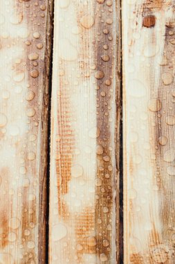 Su desen ahşap malzeme üzerinde bırakır. Renk tonlu renkler. Sığ derinlik-in tarla.