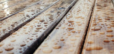 Su desen ahşap malzeme üzerinde bırakır. Renk tonlu renkler. Sığ derinlik-in tarla.