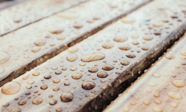 Su desen ahşap malzeme üzerinde bırakır. Renk tonlu renkler. Sığ derinlik-in tarla.