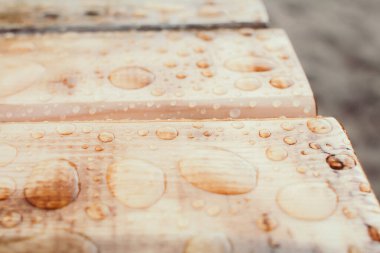 Su desen ahşap malzeme üzerinde bırakır. Renk tonlu renkler. Sığ derinlik-in tarla.