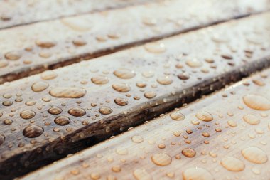 Su desen ahşap malzeme üzerinde bırakır. Renk tonlu renkler. Sığ derinlik-in tarla.