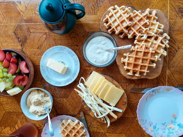 Närbild Hälsosam Frukost Vackert Serverad Och Dekorerad Ett Brunt Bord — Stockfoto