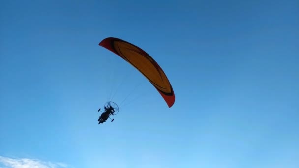 Люди Летают Параплане Небе — стоковое видео