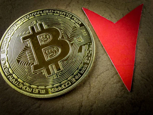 Bitcoin fiyat düşüşü konsepti. Kırmızı ok aşağıya bakıyor. Kripto para piyasasının çöküşü. Elektronik para. Riskli yatırım. İflas.