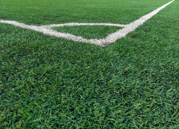 Het Gazon Van Het Voetbalveld Verwijderd Van Hoekvlag Witte Strepen — Stockfoto