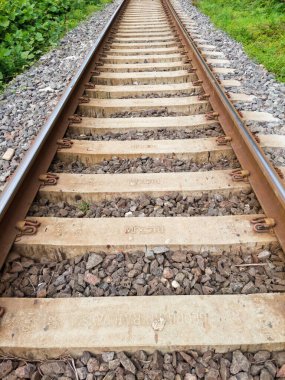 TBILISI, GEORGIA - 1 Temmuz 2025: Gürcistan 'ın Tiflis, Gürcistan' daki bir araziden geçen demiryolu raylarının manzarası.