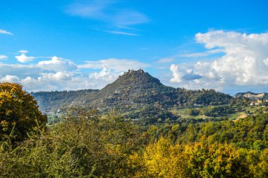 Salto del Mir, Katalonya, İspanya 'da güneş ışığı olan güzel yeşil ormanlardaki ağaçlar 