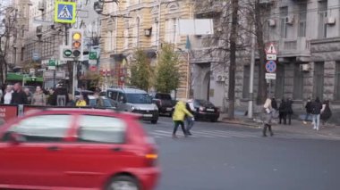 Ukrayna, Harkiv, 27 Ekim 2021. Sumskaya Caddesi. Savaştan önce şehirde huzurlu bir hayat. Yüksek kalite 4k görüntü