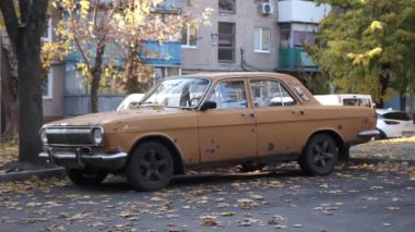 Kharkiv, Ukrayna, 27 Ekim 2021. Eski araba Volga, gaz 24 binanın yakınındaki açık hava otoparkında. Güneşli bir sonbahar günü. Yüksek kalite 4k görüntü