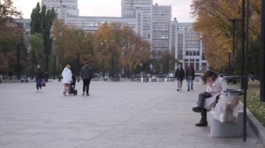 Ukrayna, Harkiv, 27 Ekim 2021. Şehirdeki huzurlu bir hayat. Kasabanın merkezi. Freedom Square ve Derzhprom binası. Savaştan önce Harkiv. Yüksek kalite 4k görüntü
