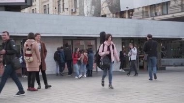 Kharkiv, Ukrayna, 27 Ekim 2021. Universitet metro istasyonu Saltivska hattının dışında. Koronavirüslü insanlar maskeleri koruyor. Savaştan önce Harkiv. Yüksek kalite 4k görüntü