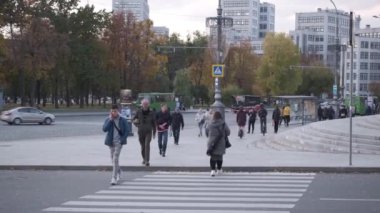 Ukrayna, Harkiv, 27 Ekim 2021. Şehirdeki huzurlu bir hayat. Kasabanın merkezi. Savaştan önce Harkiv. Yüksek kalite 4k görüntü