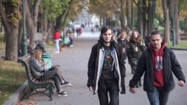 Ukrayna, Harkiv, 27 Ekim 2021. Huzurlu Harkiv 'in merkez caddesi boyunca bir kalabalık yürüyor. Şehirdeki hayat. Shevchenko Bahçesi. Savaştan önce Harkiv. Yüksek kalite 4k görüntü