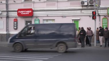 Kharkiv, Ukrayna, 27 Ekim 2021. Yayalar trafik ışığı kontrollü bir geçitten geçmek için yeşil ışık bekliyorlar. Sumska Caddesi. Savaştan önce Harkiv. Yüksek kalite 4k görüntü