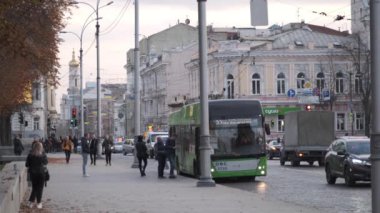 Kharkiv, Ukrayna, 27 Ekim 2021. Huzurlu şehrin tarihi merkezi. Şehir tramvayı. İnsanlar Sumskaya caddesi boyunca yürüyor. Savaştan önce Harkiv. Yüksek kalite 4k görüntü