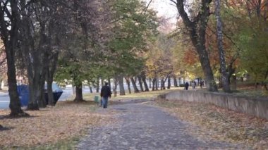Kharkiv, Ukrayna, 27 Ekim 2021. Huzurlu şehirde sonbahar güneşli bir gün. İnsanlar cadde boyunca yürür. Savaştan önce Harkiv. Yüksek kalite 4k görüntü