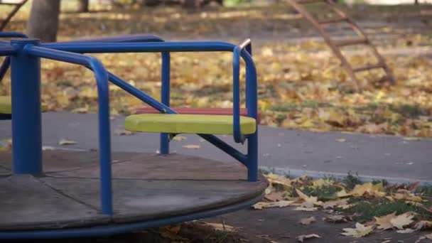 Herbst Der Stadt Leerer Kinderspielplatz Altes Karussell Dreht Sich Sonnig — Stockvideo
