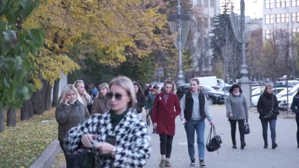 Харків Україна Жовтня 2021 Року Натовп Людей Прогулюється Центральною Вулицею — стокове відео