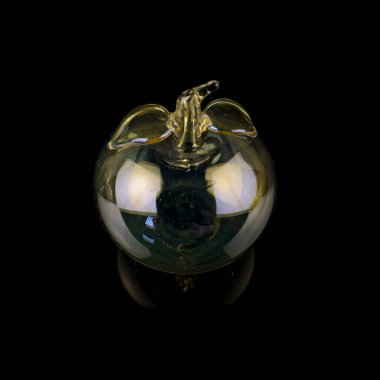 Siyah izole edilmiş arka planda cam sarı elma. Antika bir elma heykeli.