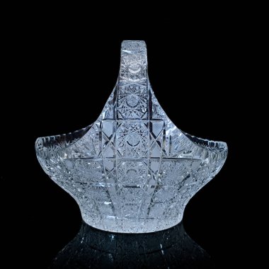 Geometrik desenli antika cam şeker kasesi. Siyah izole edilmiş arka planda tatlılar için retro kavanoz. Oymalı eski model şeker kasesi.