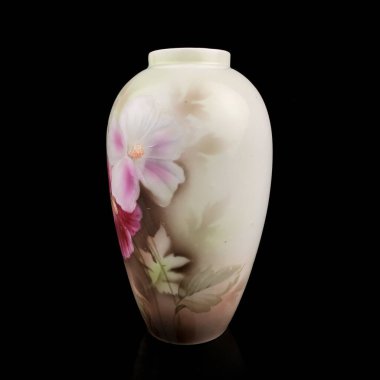 Siyah izole edilmiş arka planda çiçek desenli güzel bir vazo. Resimli antika porselen vazo.