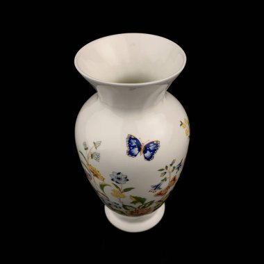 Siyah izole edilmiş arka planda çiçek desenli güzel bir vazo. Resimli antika porselen vazo.