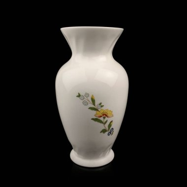 Siyah izole edilmiş arka planda çiçek desenli güzel bir vazo. Resimli antika porselen vazo.