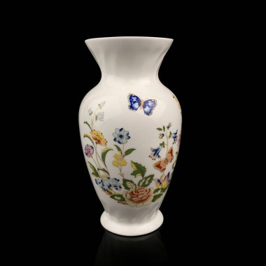 Siyah izole edilmiş arka planda çiçek desenli güzel bir vazo. Resimli antika porselen vazo.