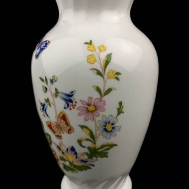 Siyah izole edilmiş arka planda çiçek desenli güzel bir vazo. Resimli antika porselen vazo.