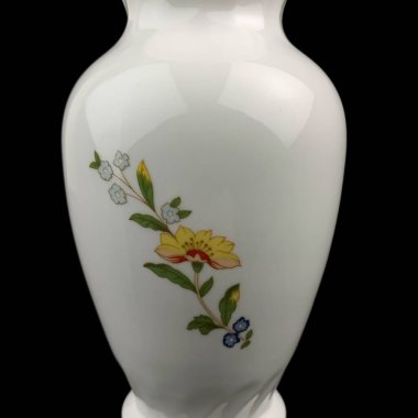 Siyah izole edilmiş arka planda çiçek desenli güzel bir vazo. Resimli antika porselen vazo.