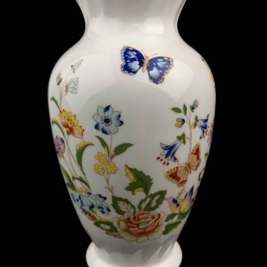 Siyah izole edilmiş arka planda çiçek desenli güzel bir vazo. Resimli antika porselen vazo.