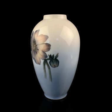 Siyah izole edilmiş arka planda çiçek desenli güzel mavi bir vazo. Resimli antika porselen vazo.