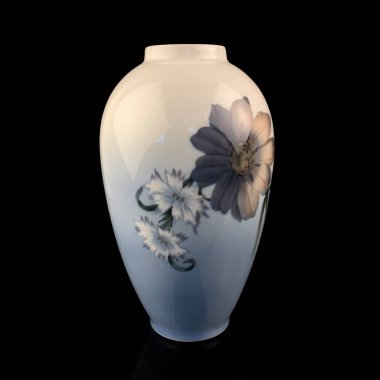 Siyah izole edilmiş arka planda çiçek desenli güzel mavi bir vazo. Resimli antika porselen vazo.