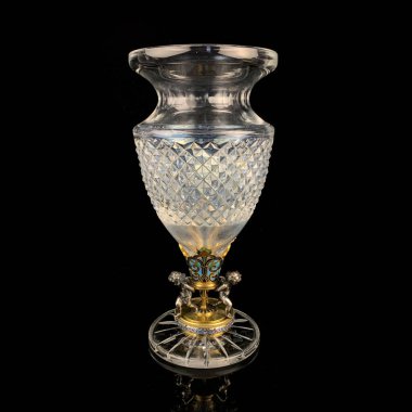 Lüks içinde yaldızlı, klasik kristal vazo. Altın desenli kristal şişe. Bohem camı yakın çekim.