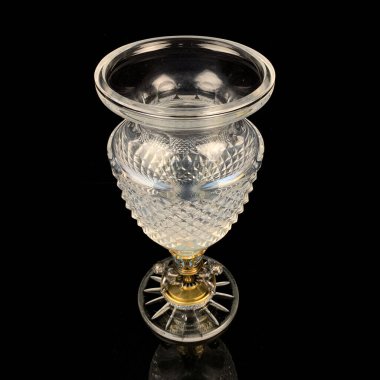 Lüks içinde yaldızlı, klasik kristal vazo. Altın desenli kristal şişe. Bohem camı yakın çekim.